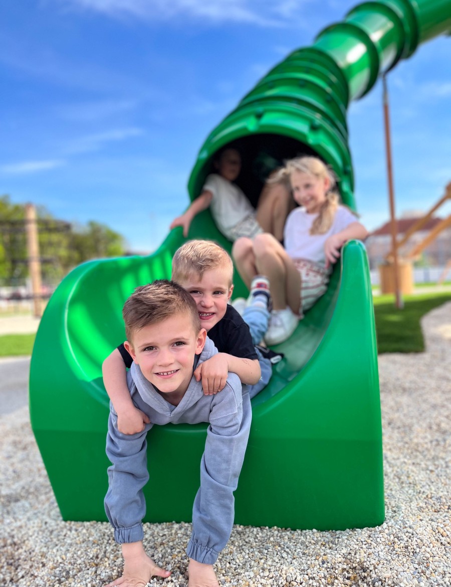 Hotel Reiters Finest Family - Kids auf der Rutsche im Funpark