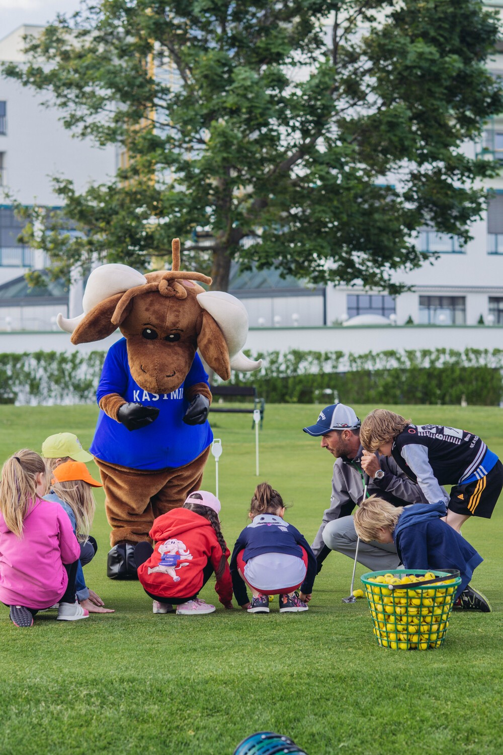 Hotel Reiters Finest Family - Mascot Kasimir with children on a golf taster course