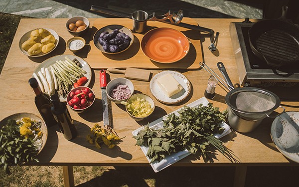 Hotel Reiters Finest Family - Verschiedenes buntes Gemüse und Kräuter auf Holztisch