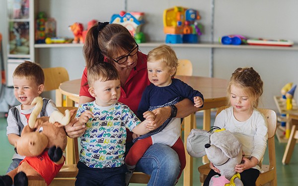 Hotel Reiters Finest Family - Kinderbetreuerin mit Kleinkindern