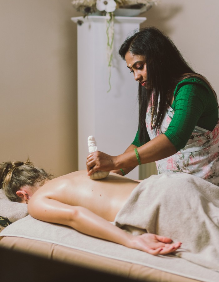 Hotel Reiters Supreme - eine Frau genießt eine traditionelle, ayurvedische Behandlung
