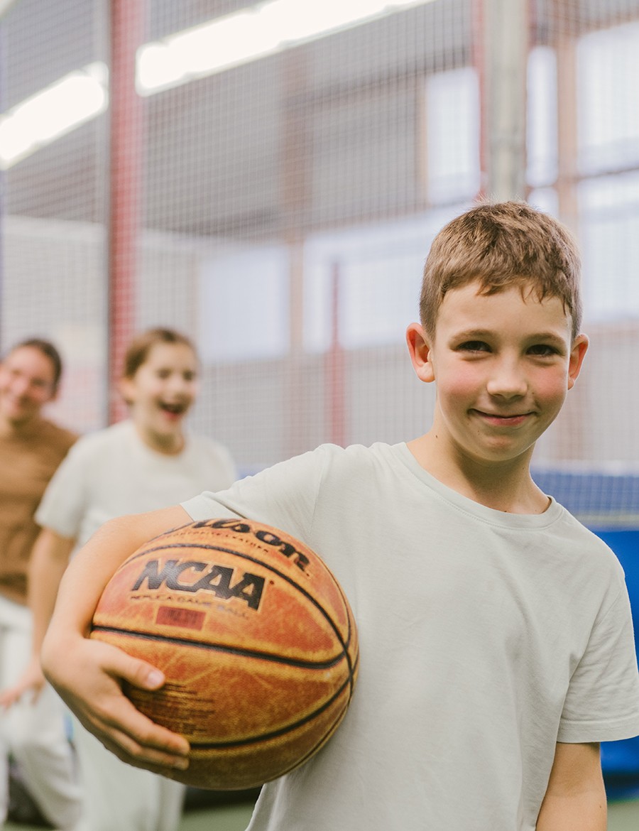Hotel Reiters Finest Family - Junge mit Basketball im Bulls Base Camp