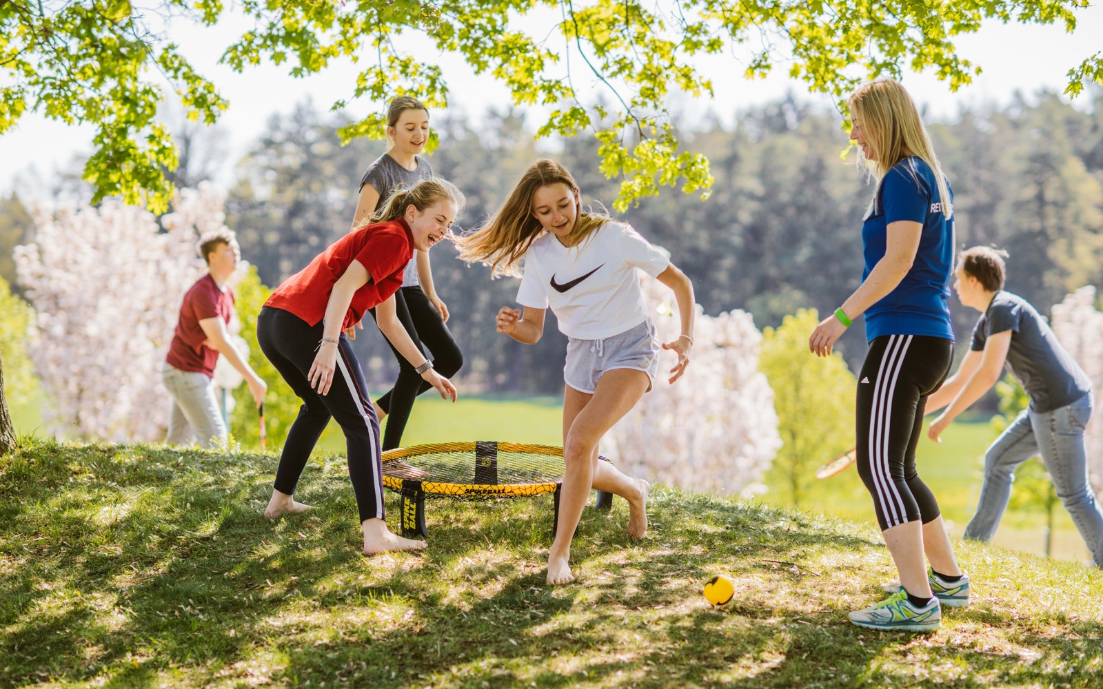 Reiters Finest Family - Kinder toben im Garten