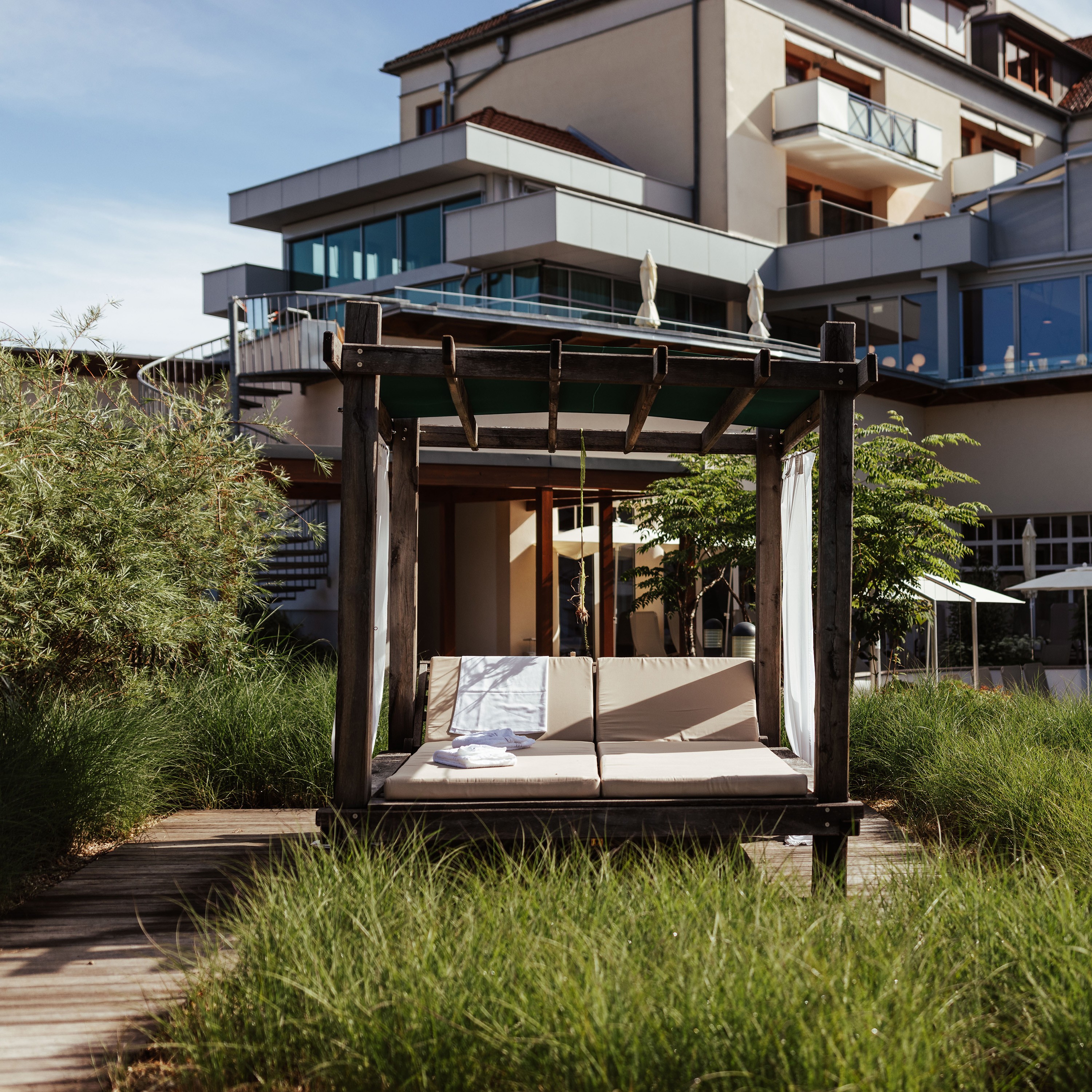 Hotel Reiters Finest Family - Liegebett im Aussenbereich der Poolanlage