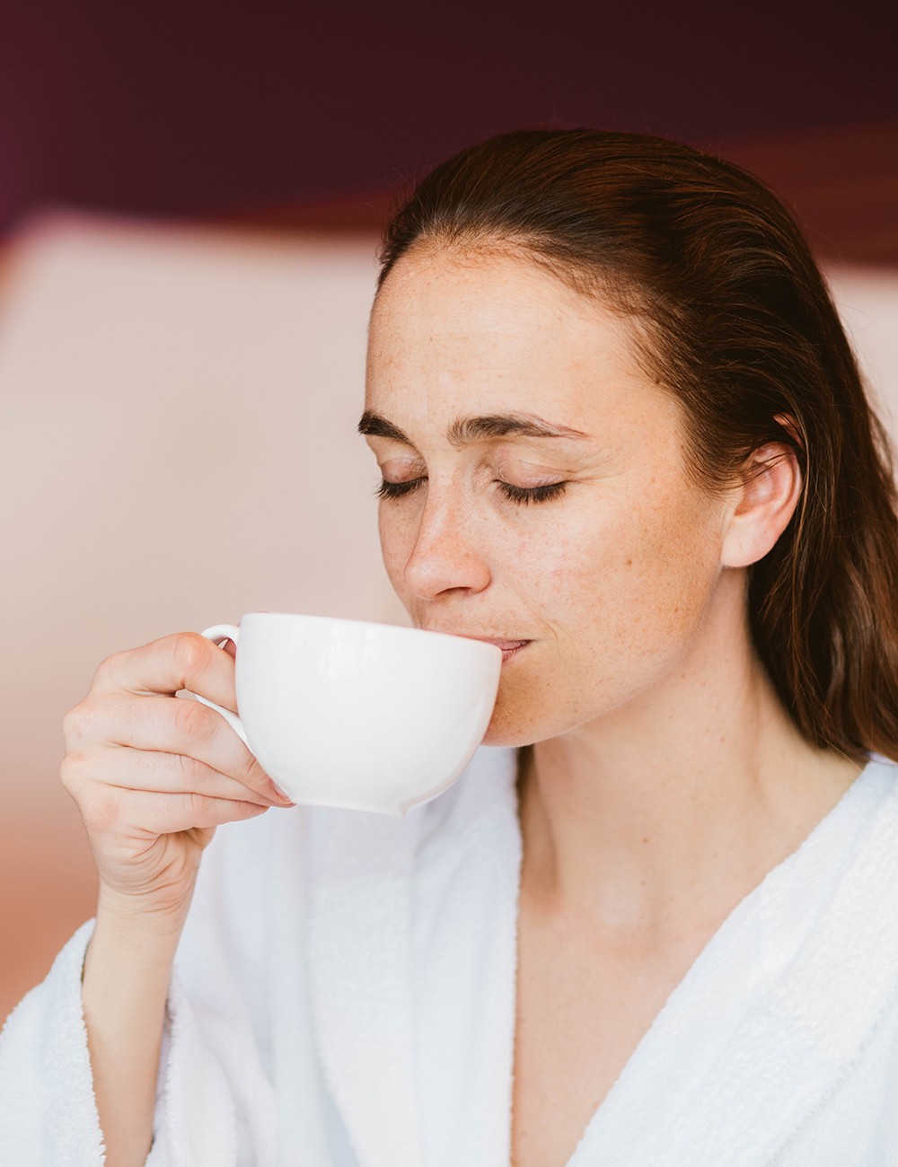 Hotel Reiters Finest Family - Frau im Bademantel trinkt Tee