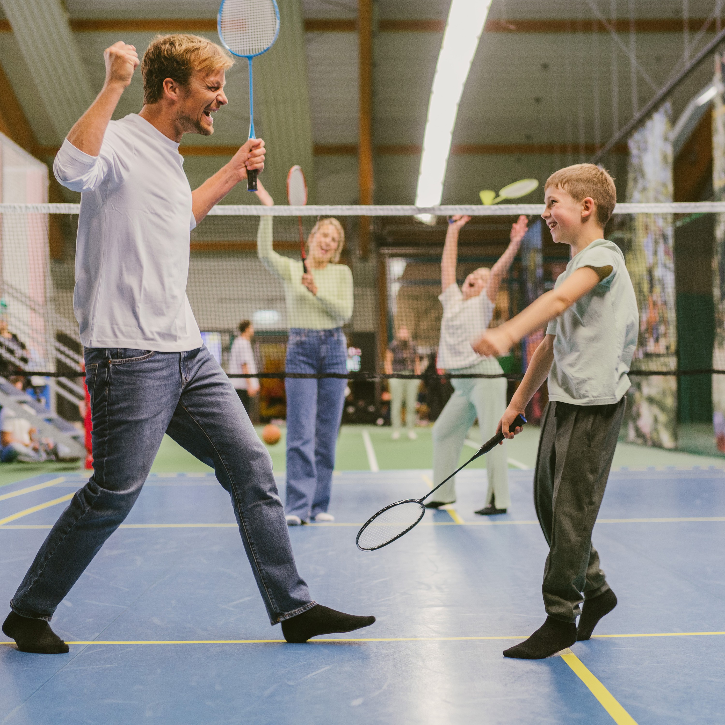 Hotel Reiters Finest Family - Familie spielt im Base Camp Federball