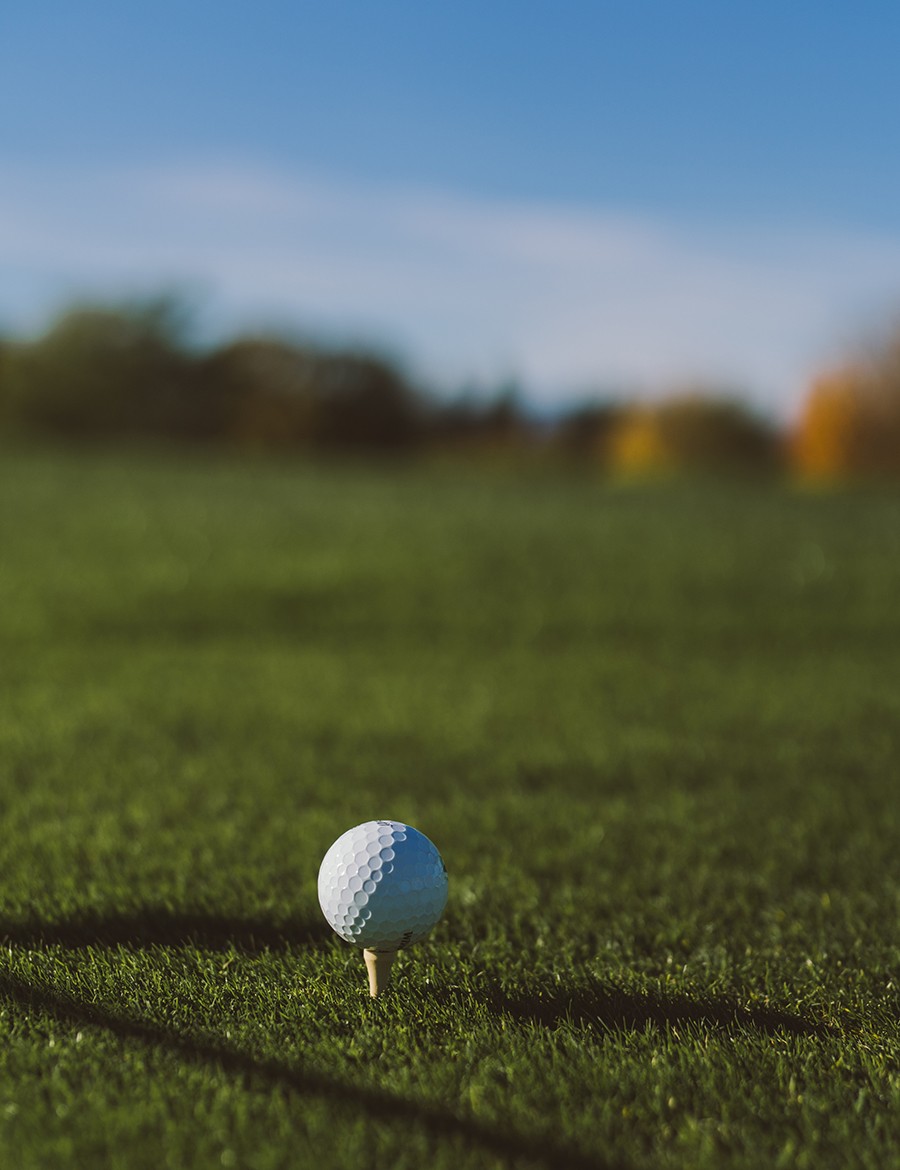 Hotel Reiters Finest Family - Golfball liegt am Tee auf dem Golfplatz