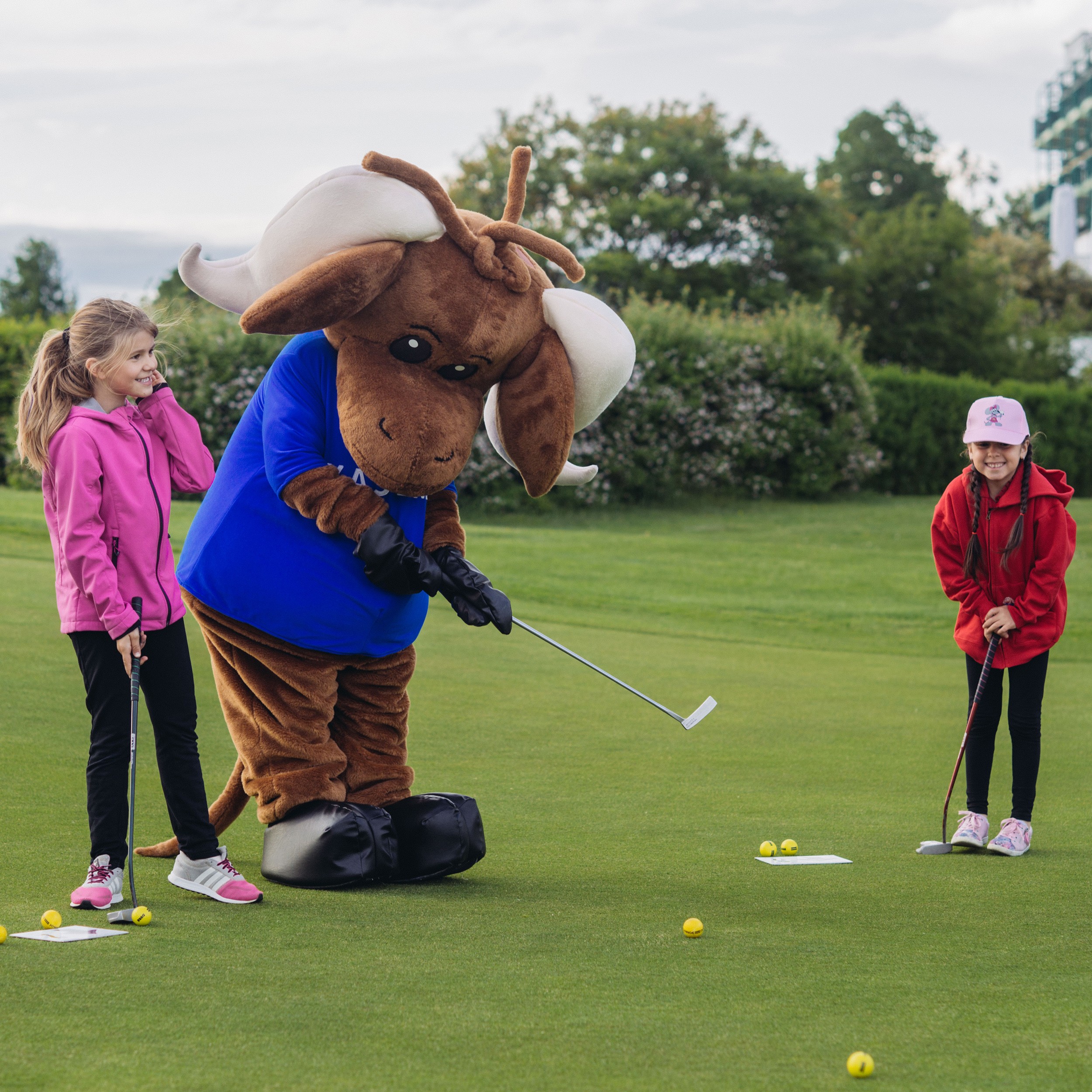 Hotel Reiters Finest Family - Children with mascot Kasimir having fun putting on the golf course