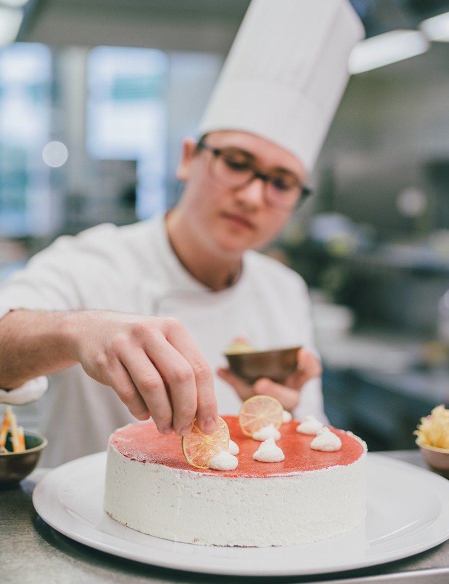 Hotel Reiters Finest Family - Apprentice pastry chef decorates cake
