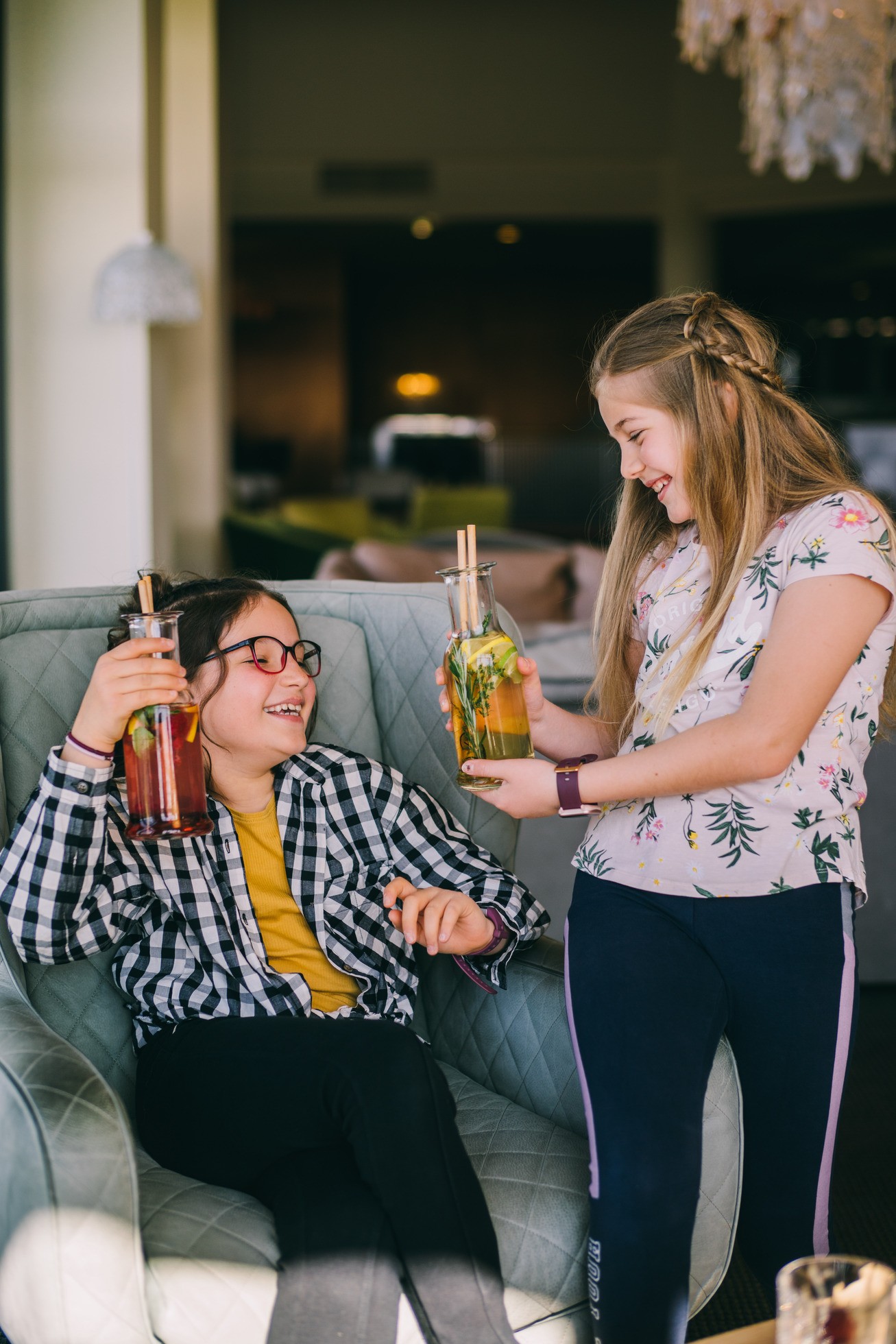 Hotel Reiters Finest Family - Two girls drinking non-alcoholic cocktails