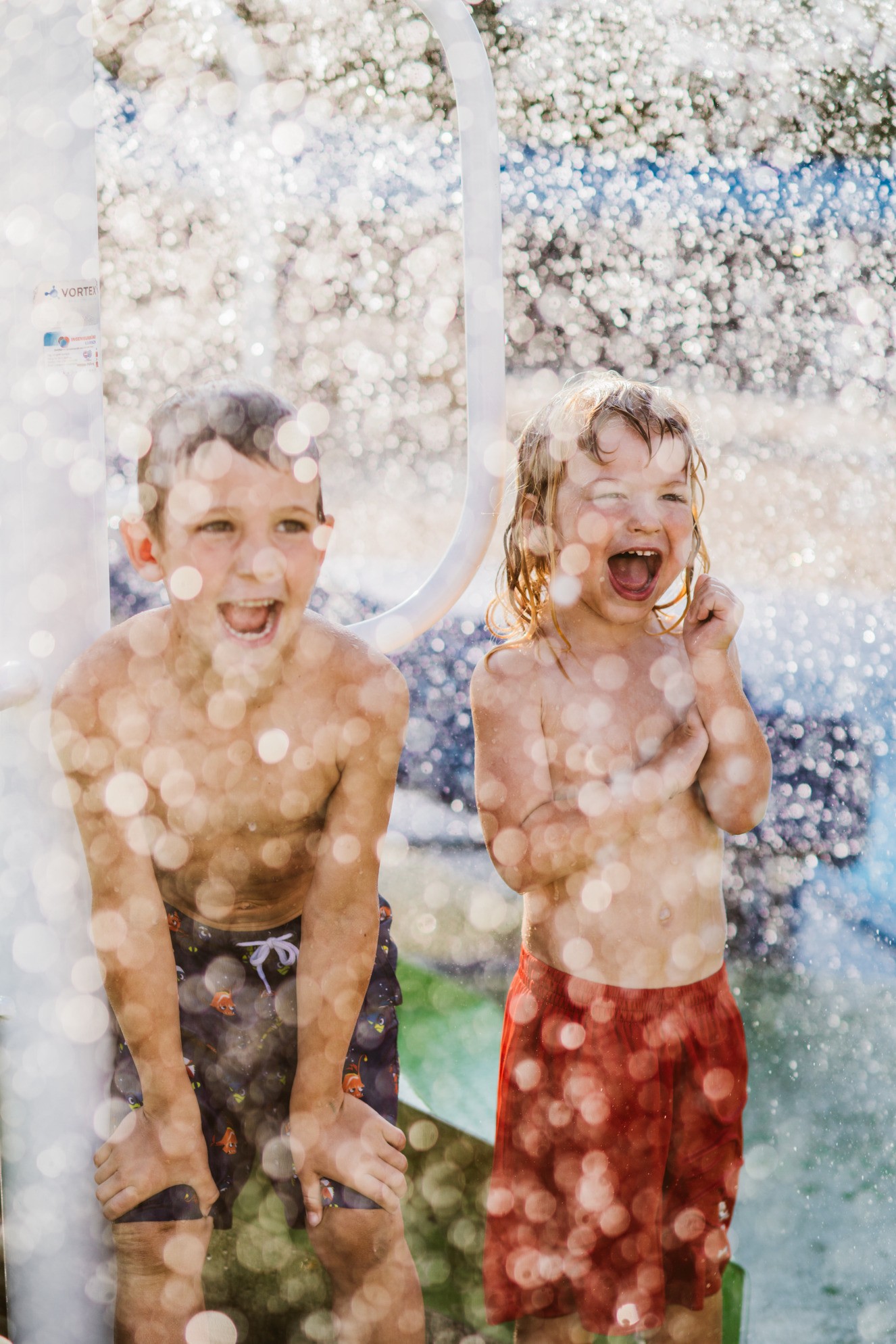 Hotel Reiters Finest Family - zwei Jungs spielen beim Aqua Splash Pad im Aussenbereich