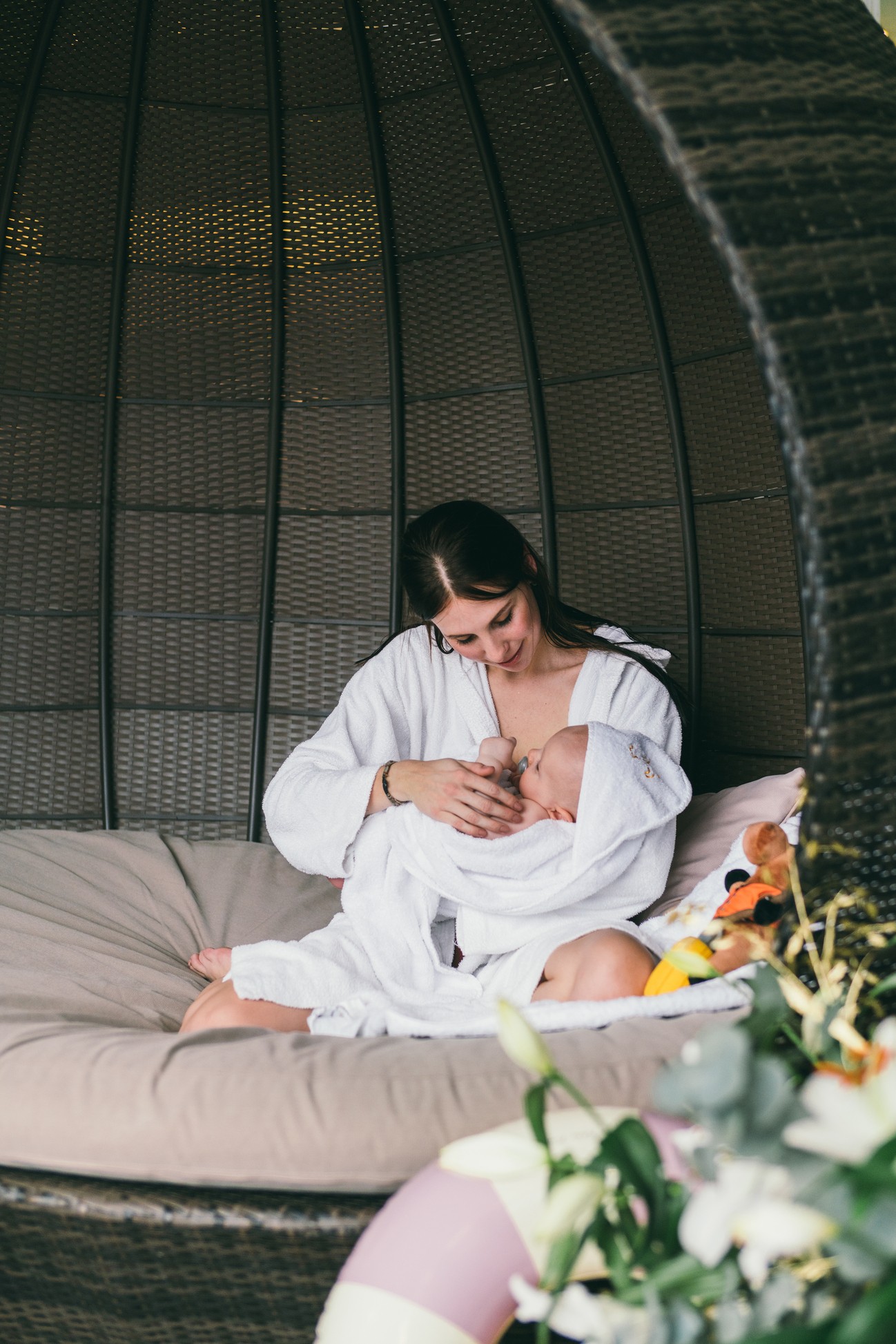 Hotel Reiters Finest Family - Mom cuddles with baby in a bathrobe on the cozy lounger