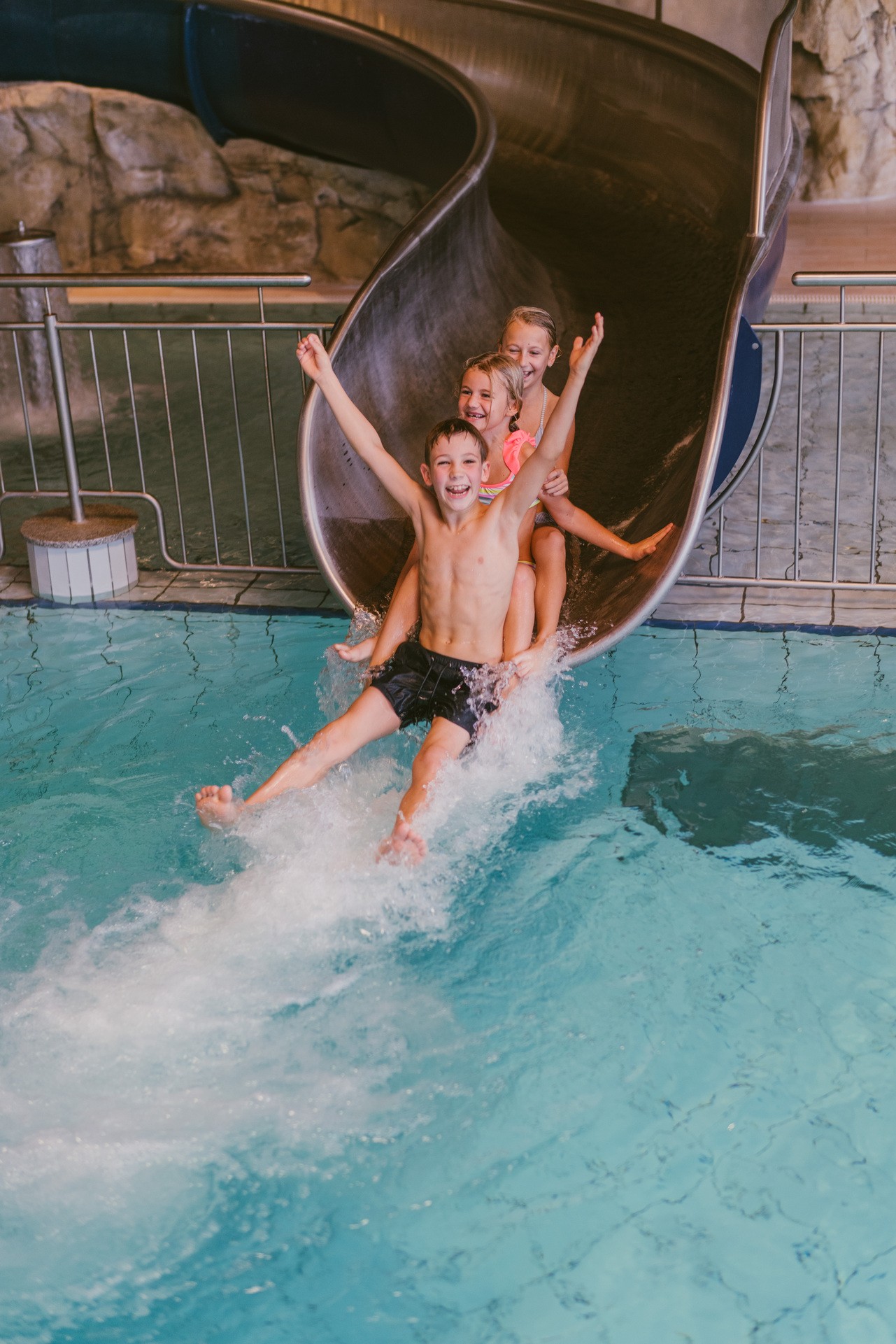 Hotel Reiters Finest Family - Children slide down the indoor water slide