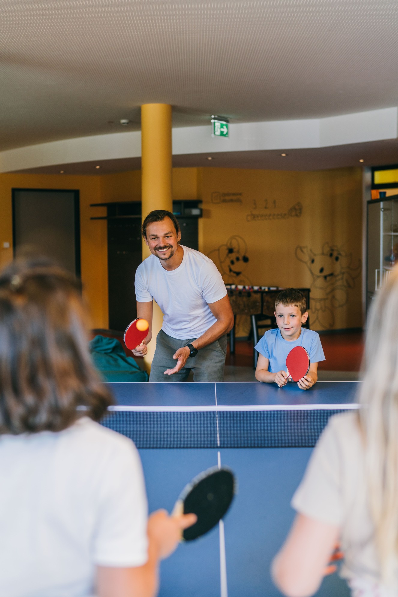 Hotel Reiters Finest Family - Familie spielt Tischtennis in der Game Lounge