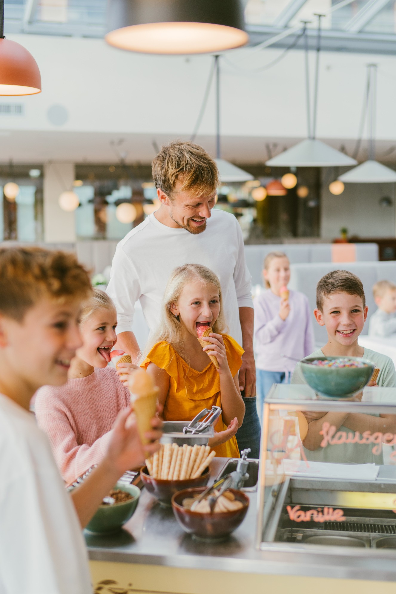 Hotel Reiters Finest Family - Kinder stehen mit Papa rund um den Eiswagen