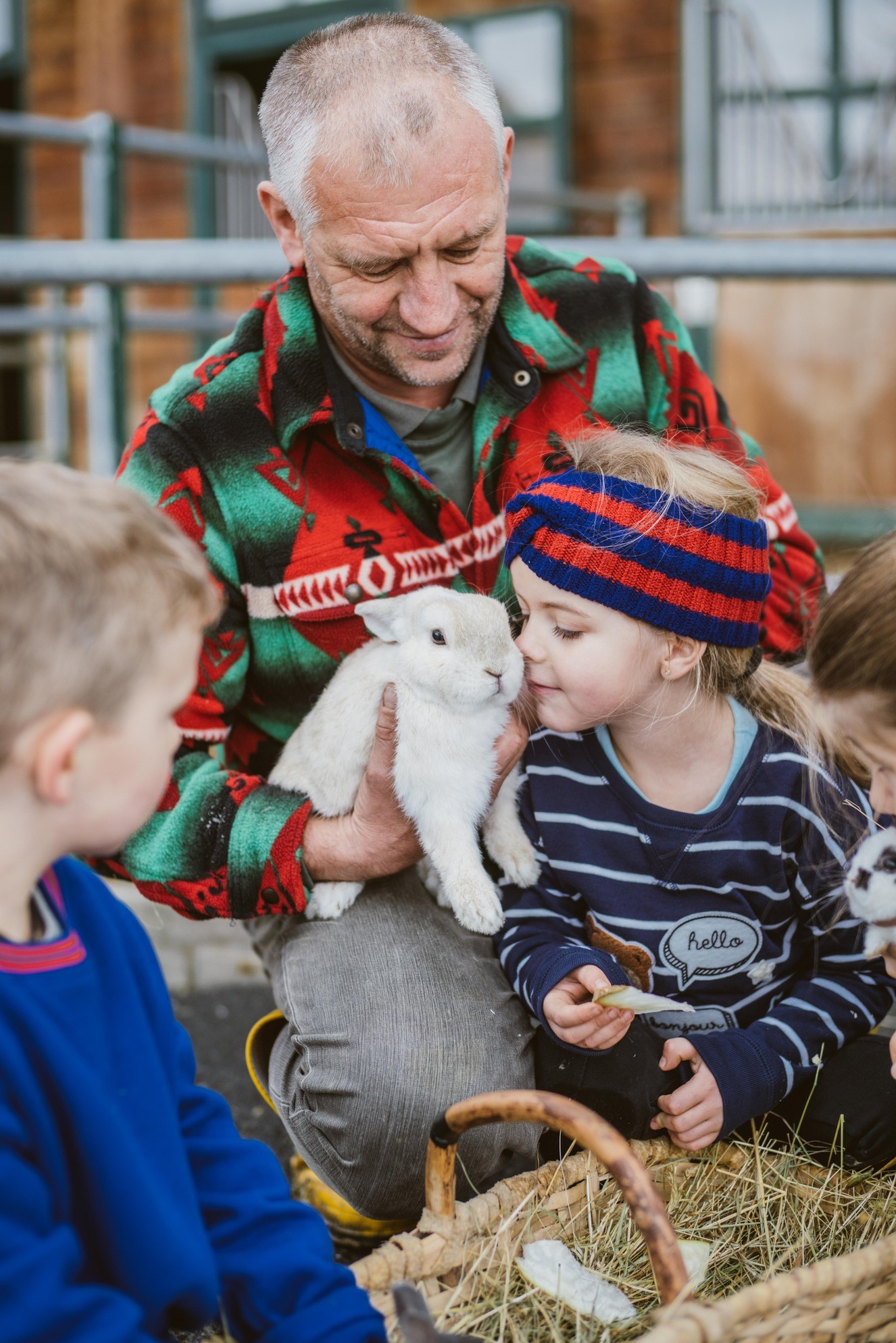 Hotel Reiters Finest Family - Grandpa with grandchildren and rabbits