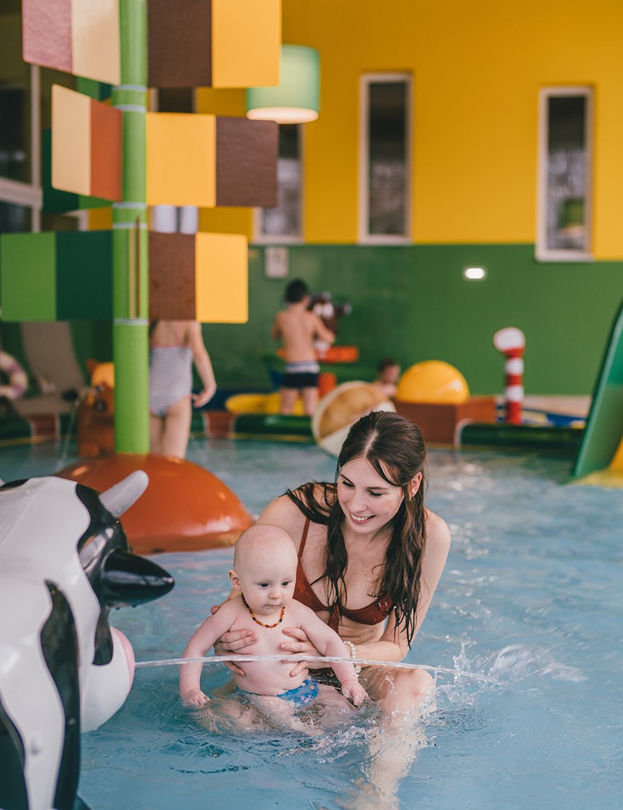 Hotel Reiters Finest Family - Mutter sitzt mit Baby im Babybecken