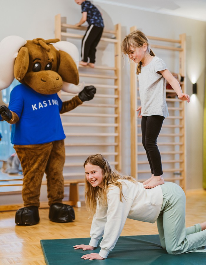 Hotel Reiters Finest Family - Kids doing gymnastics with Kasimir at Merkur Health