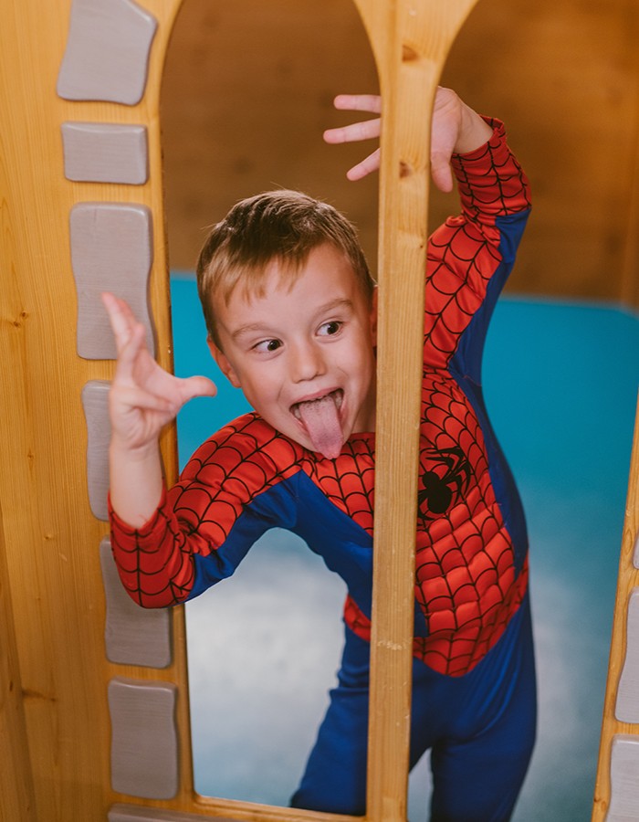 Hotel Reiters Finest Family - Junge im Spidermankostüm schneidet eine Grimasse