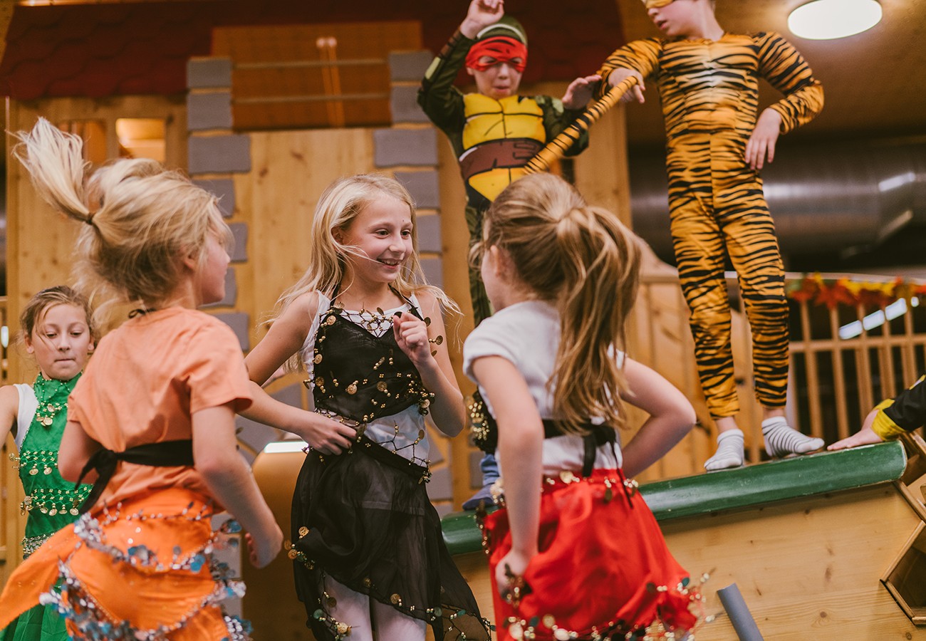 Hotel Reiters Finest Family - Tanzende, verkleidete Kinder im Kinderclub 