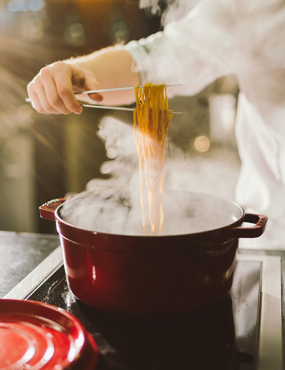 Hotel Reiters Finest Family - Spaghetti über kochendem Wasser