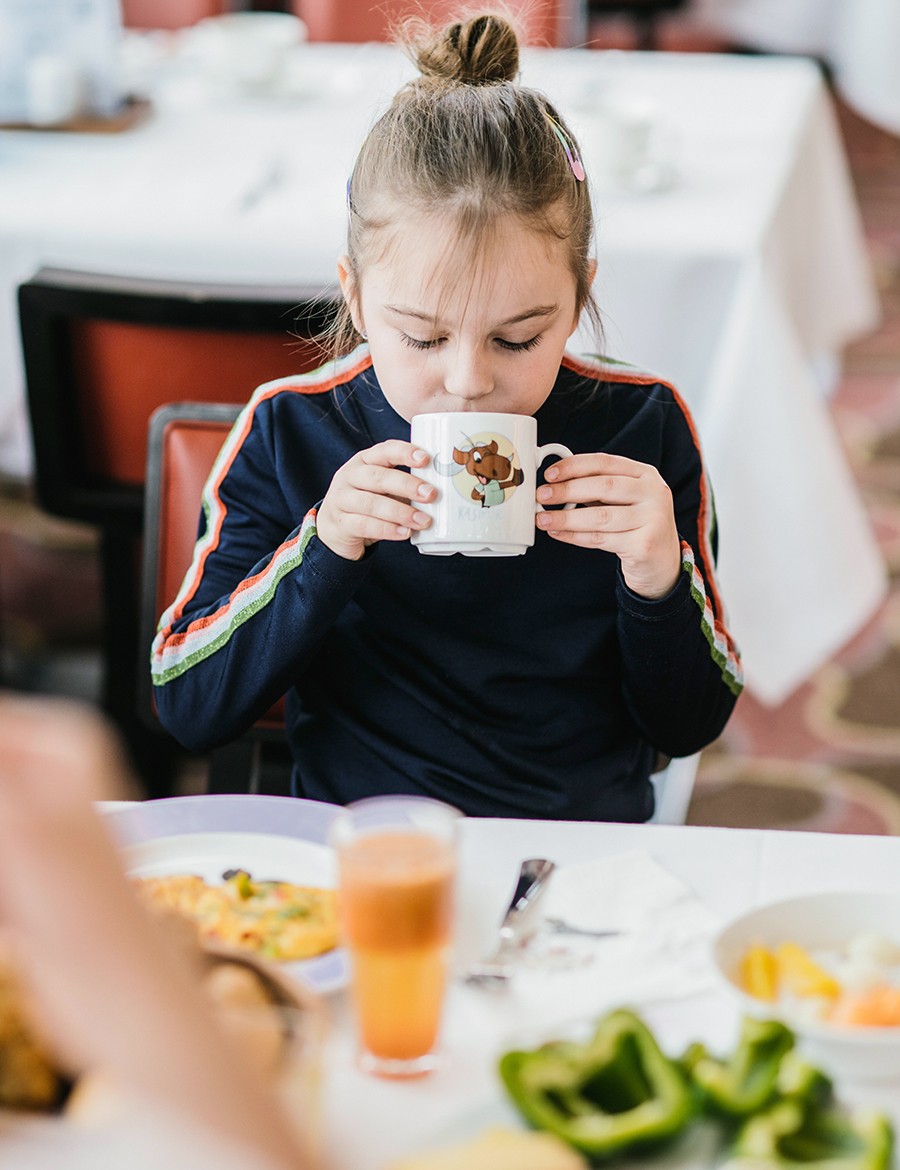 Hotel Reiters Finest Family - girl enjoying breakfast