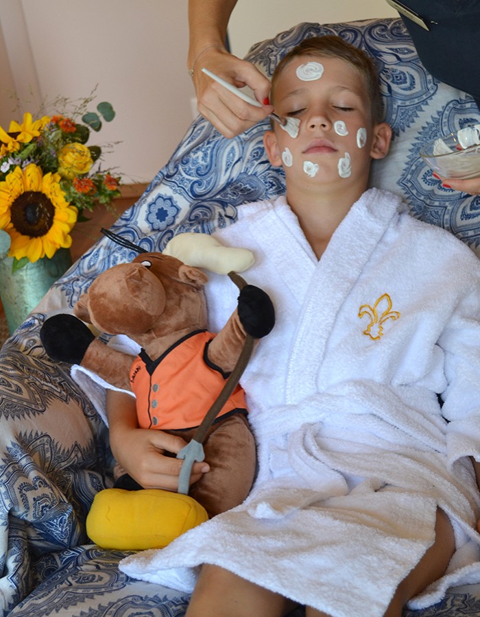 Hotel Reiters Finest Family - Boy gets facial treatment