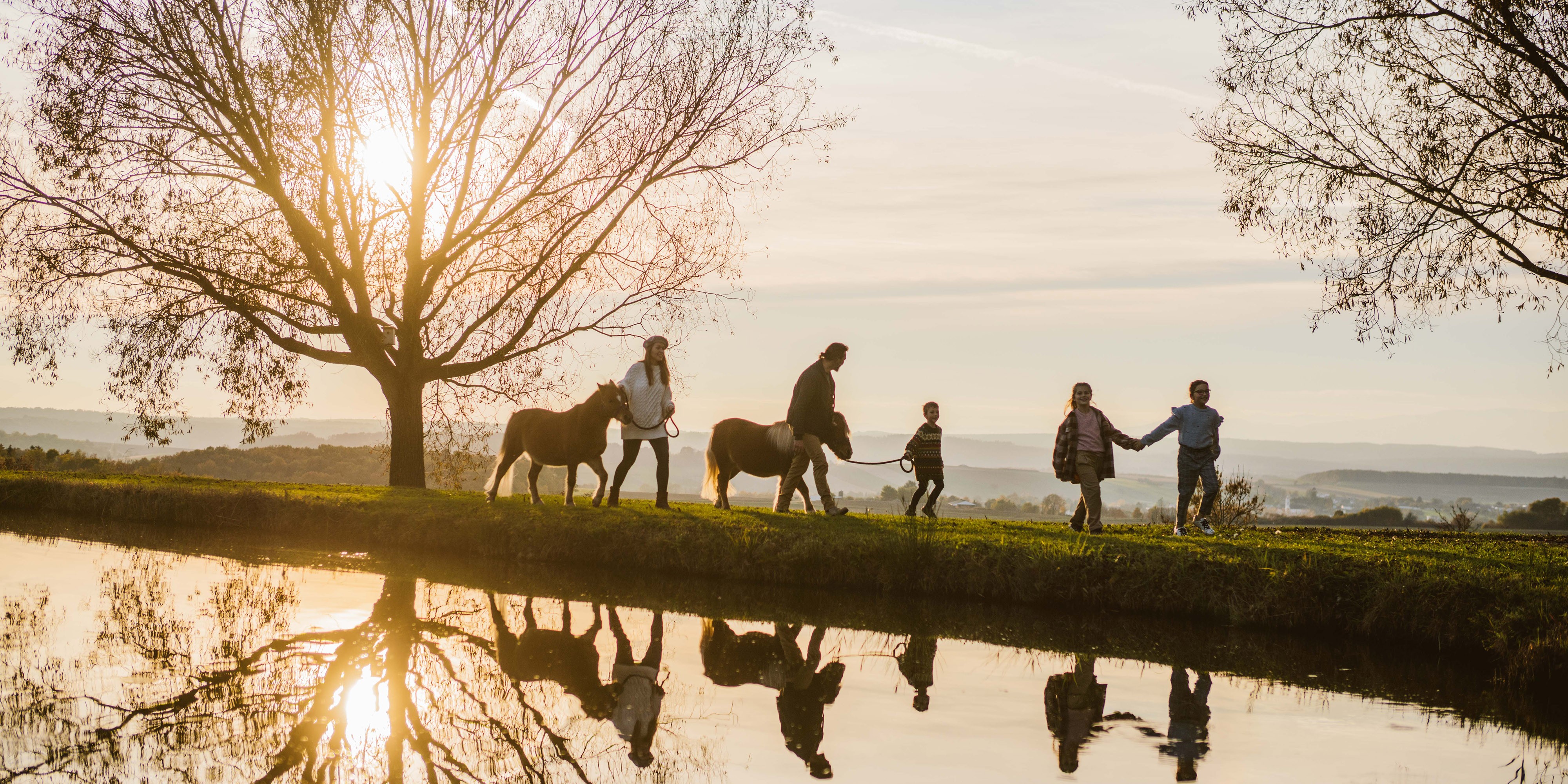 Hotel Reiters Finest Family - Familie beim Spaziergang mit den Mini Horses