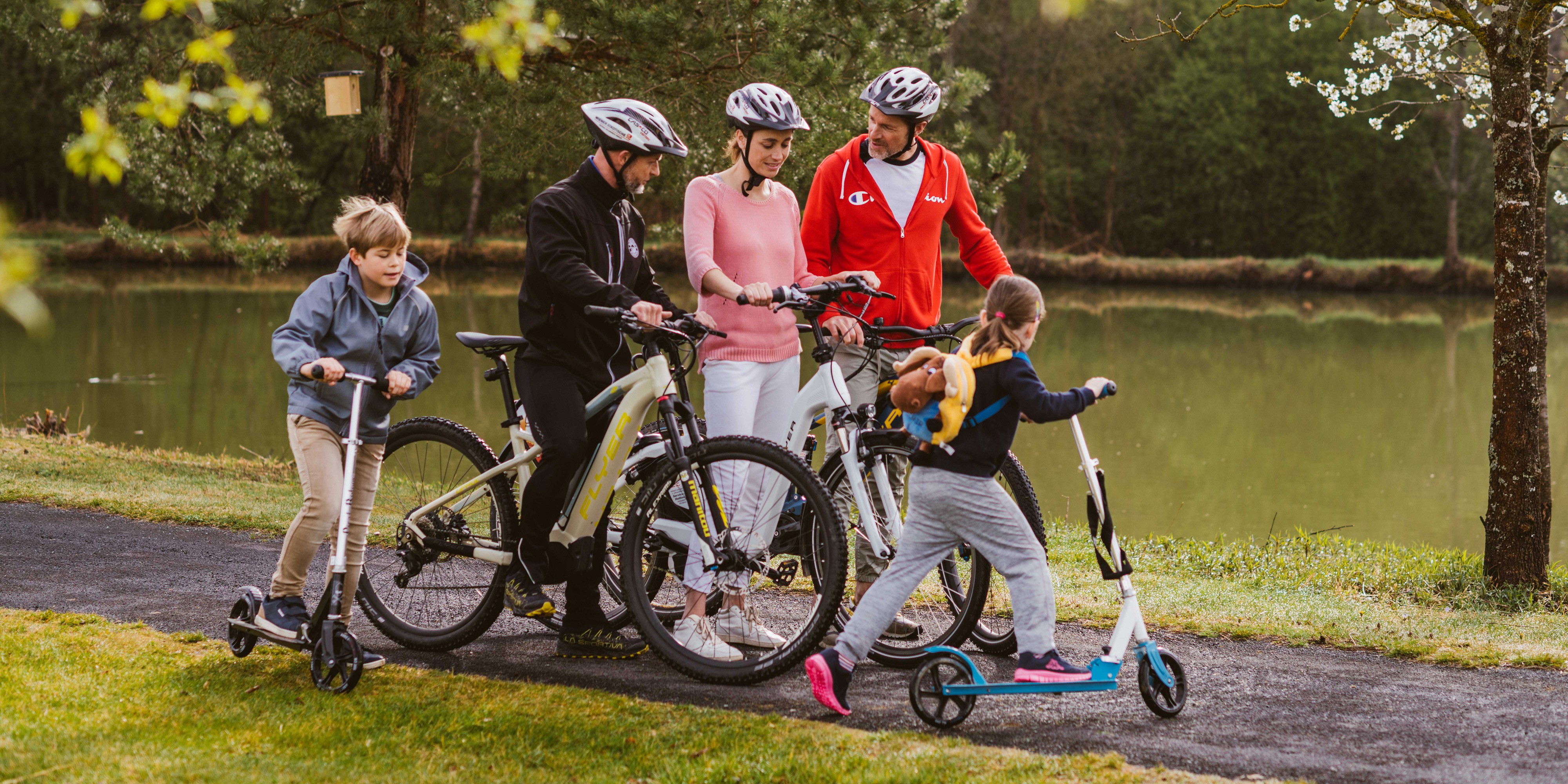 Hotel Reiters Finest Family - Family enjoying a bike ride