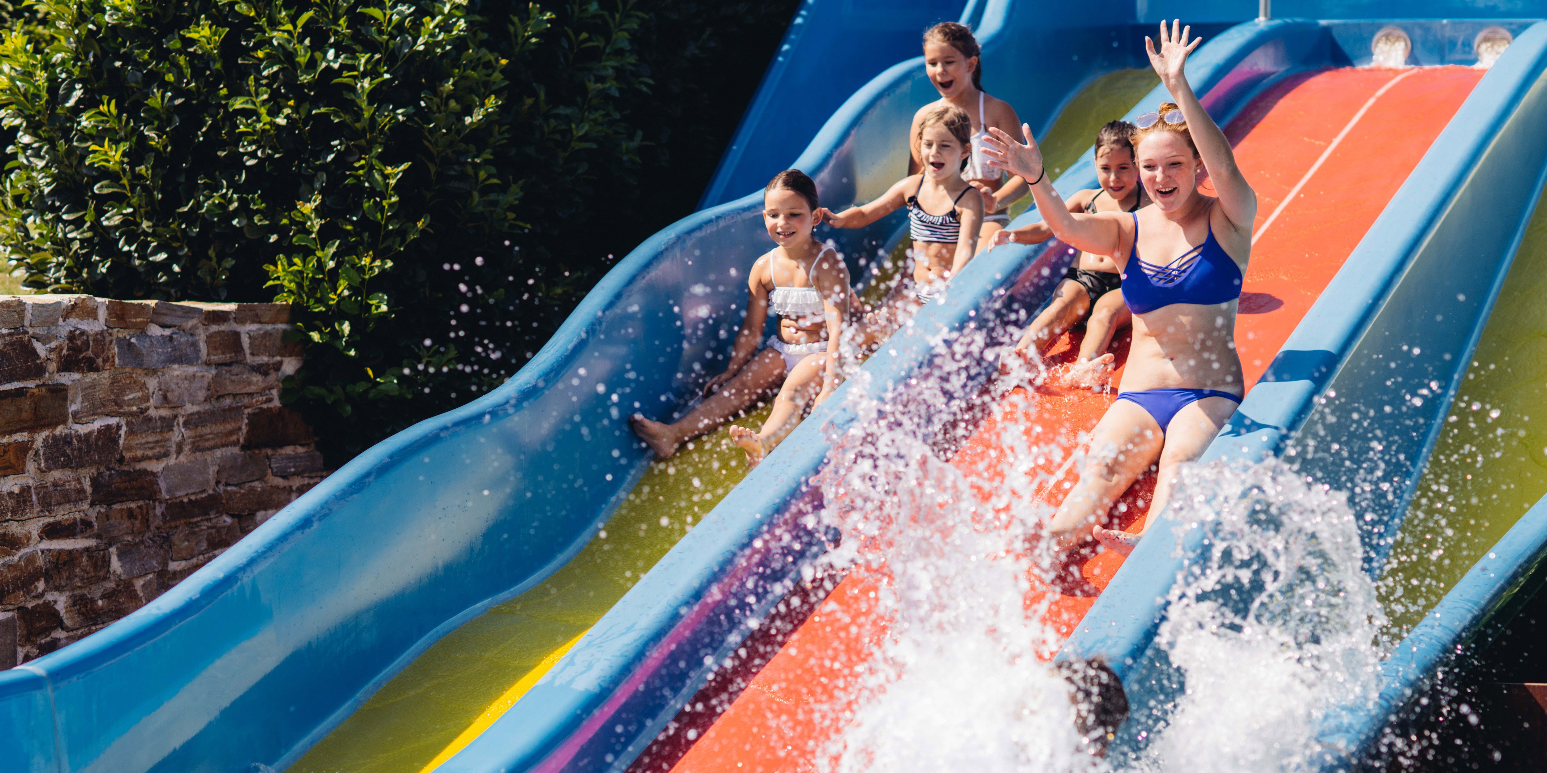 Hotel Reiters Finest Family - Mama rutscht mit Kindern die Wasserrutsche runter