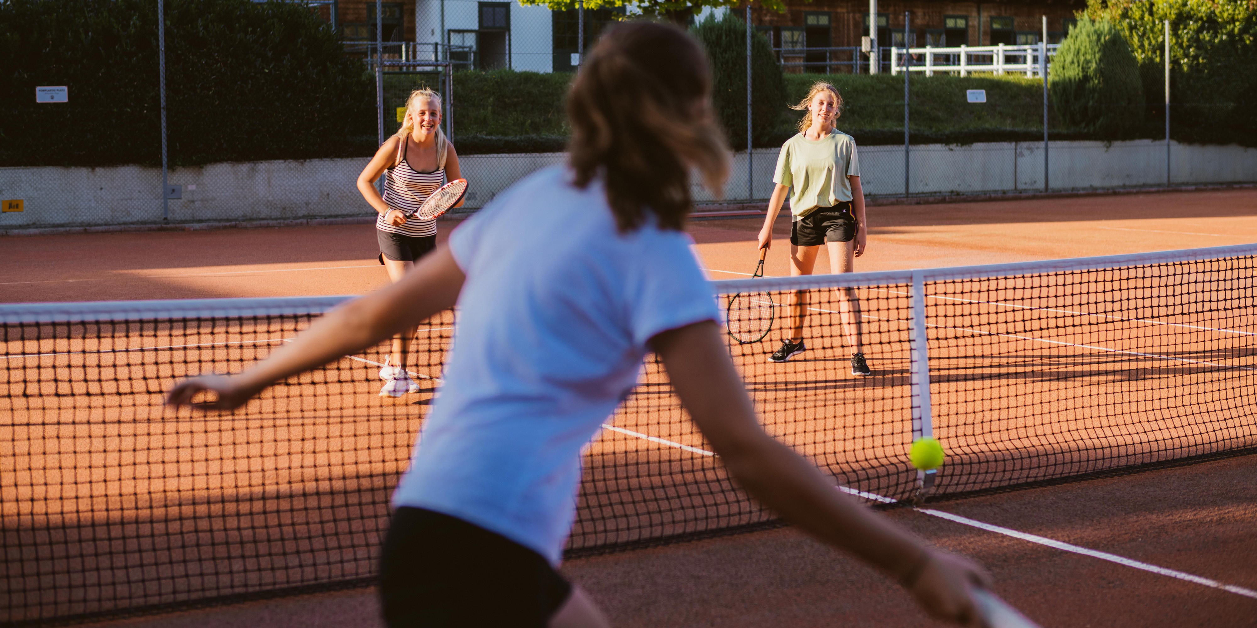 Hotel Reiters Finest Family - three girls playing tennis at the base camp