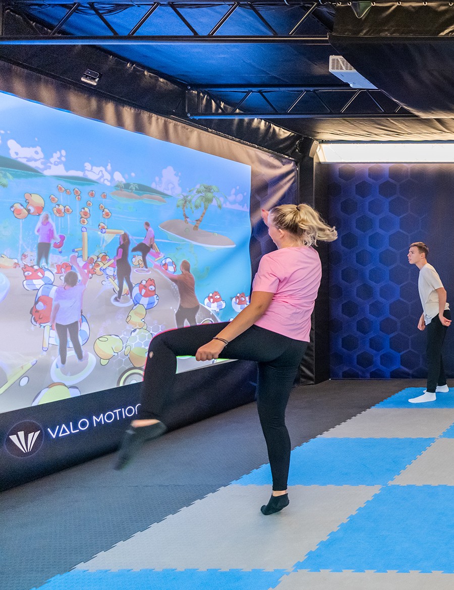Hotel Reiters Finest Family - Mädchen und Junge spielen ein interaktives Game in der Valo Arena