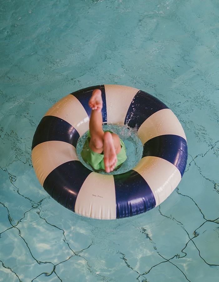 Hotel Reiters Finest Family - Junge springt durch den Wasserreifen in das Wasser