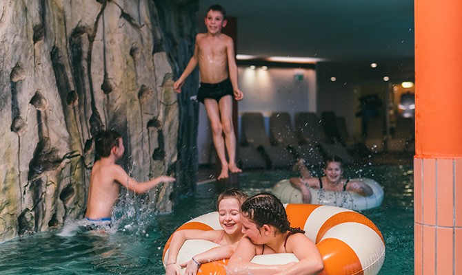 Hotel Reiters Finest Family - Children splashing in the water