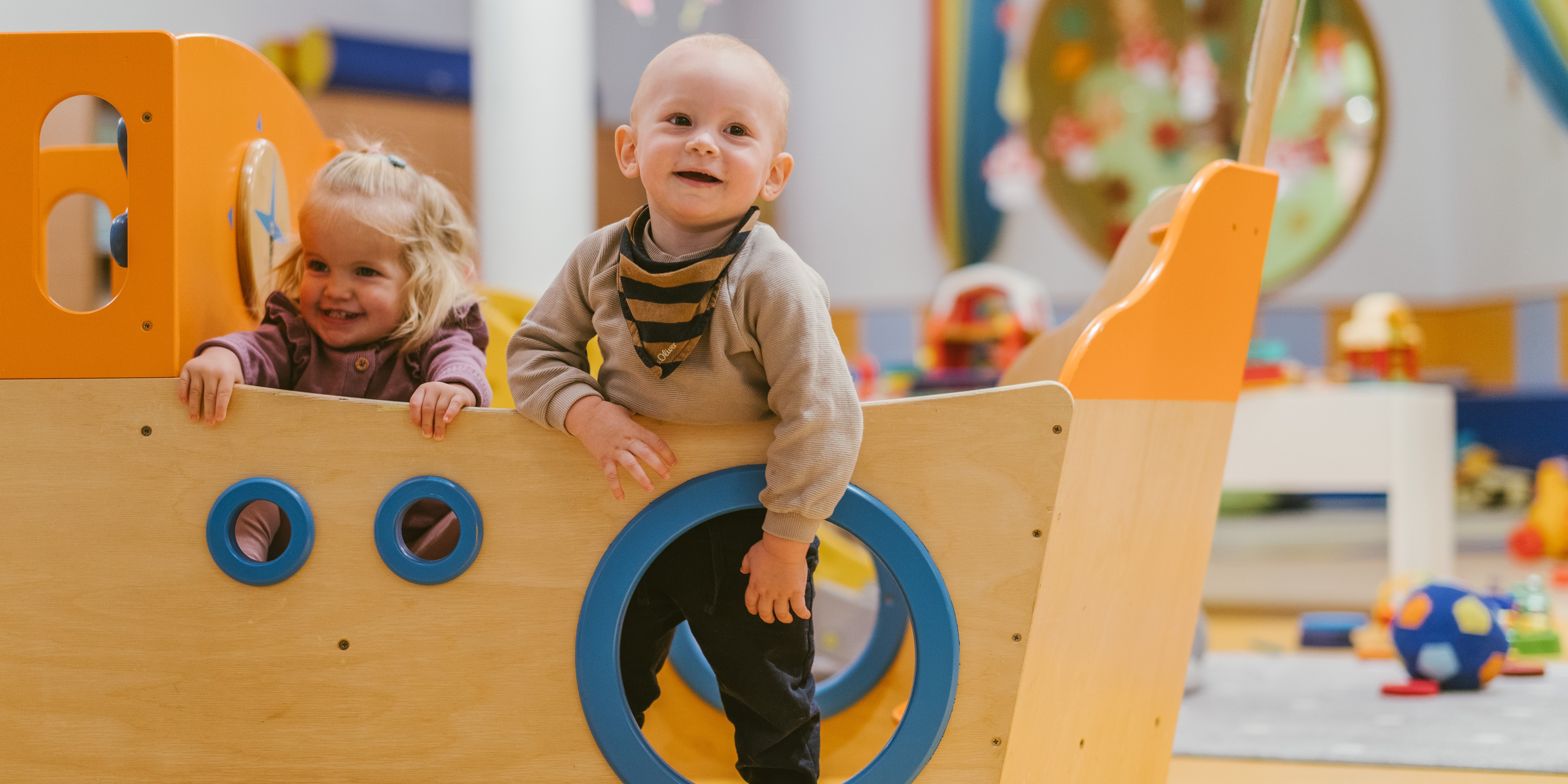 Hotel Reiters Finest Family - zwei Kleinkinder spielen vergnügt im Zwutschgerlclub